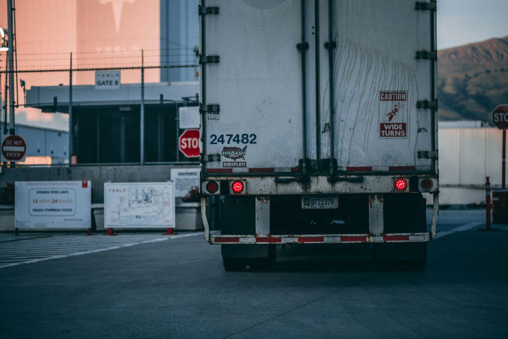 Ciężarówka która dojechała na miejsce w którym dokonała transport Europa