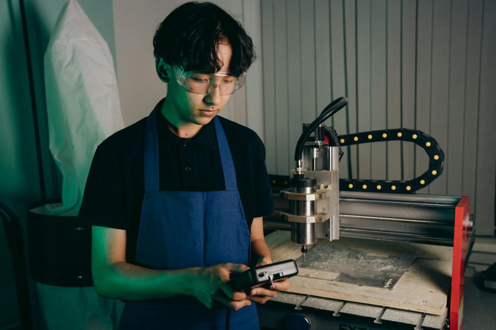  1. Jak roboty zmieniają procesy produkcyjne – automatyzacja w nowoczesnych fabrykach. 
