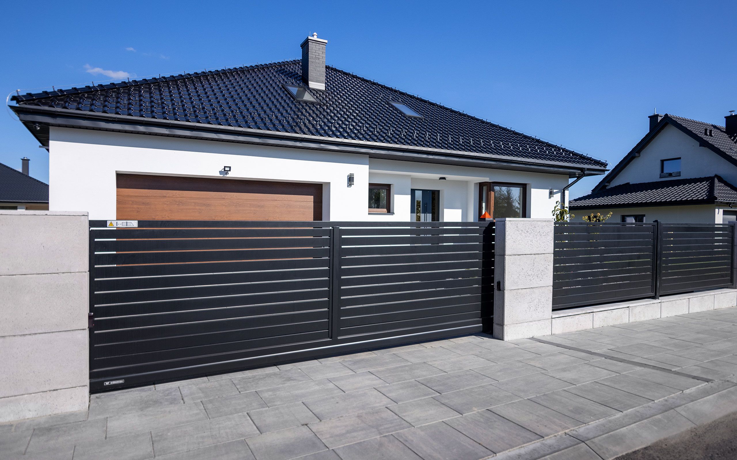 Zobacz, jak napęd FAAC zapewnia bezpieczne i wygodne otwieranie bramy