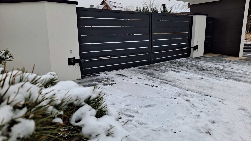 Zobacz, jak napęd do bramy przesuwnej FAAC działa zimą