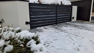 Zobacz, jak napęd do bramy przesuwnej FAAC działa zimą