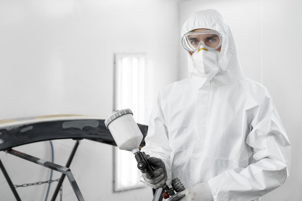 Mężczyzna przygotowujący się do nakładania powłoki fluoropolimerowej.