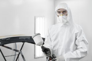 Mężczyzna przygotowujący się do nakładania powłoki fluoropolimerowej.