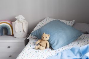 łóżka piętrowe antresola – przykład łóżka w pokoju