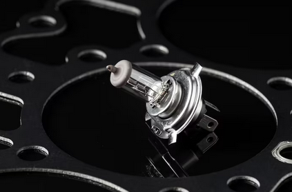 Część zamienna silnika pomocniczego – żarówka halogenowa na metalowej powierzchni Auxiliary Engine Spare Parts