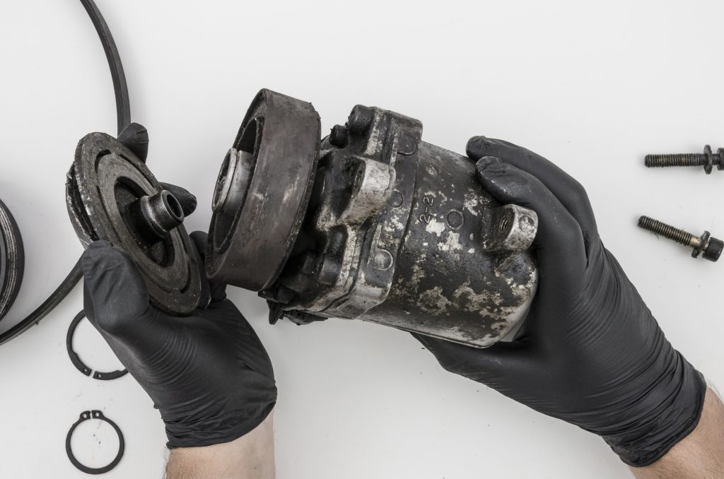 Zestaw części zamiennych do turbosprężarki ABB VTR, widoczne elementy mechaniczne i komponenty serwisowe
