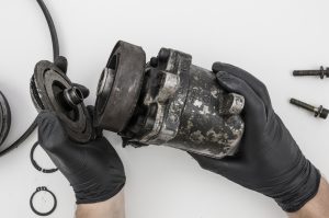 Zestaw części zamiennych do turbosprężarki ABB VTR, widoczne elementy mechaniczne i komponenty serwisowe