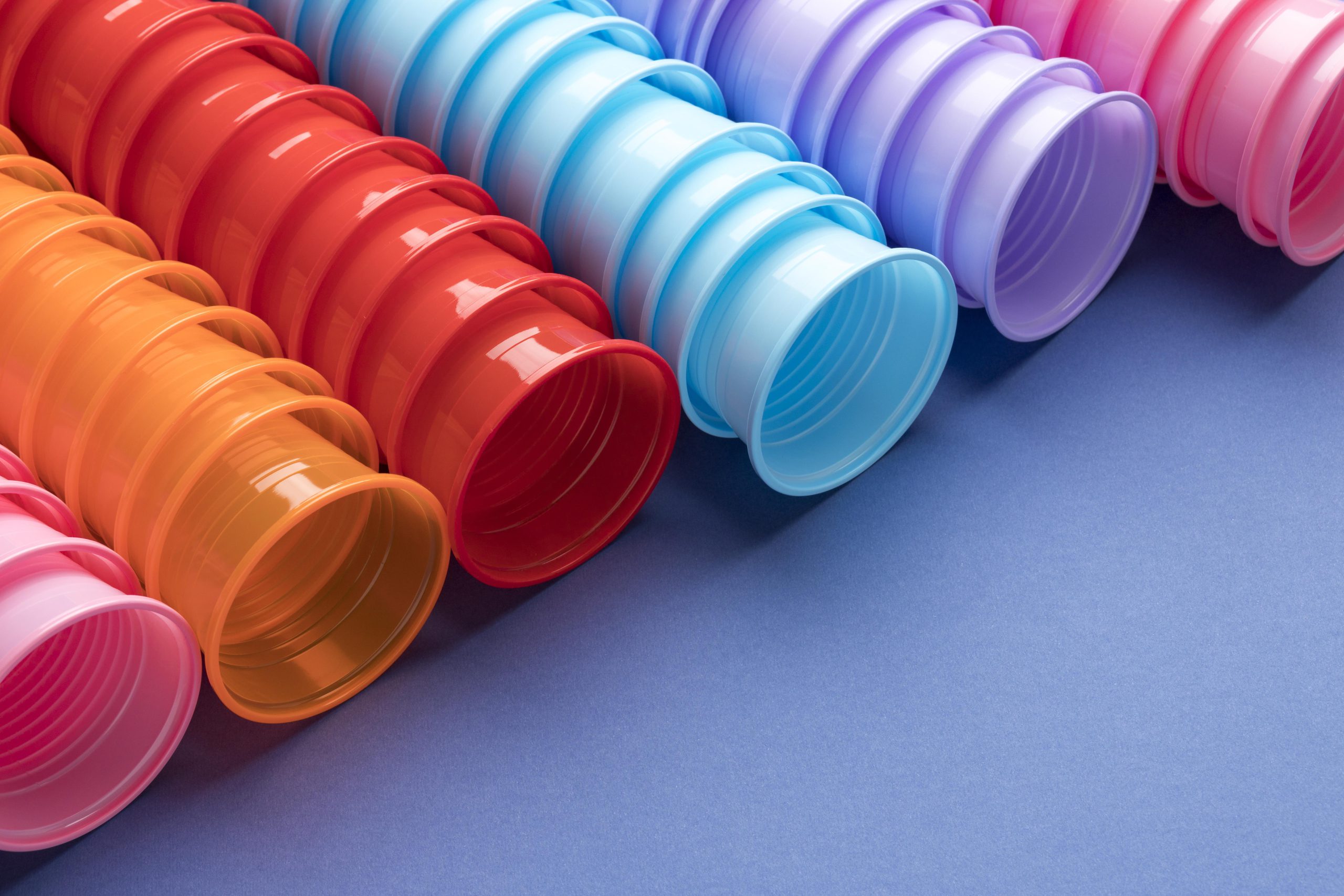 Zbliżenie na kolorowe plastikowe komponenty wykonane z PA11 poliamidu, prezentujące gładką powierzchnię i wysoką jakość tworzywa.