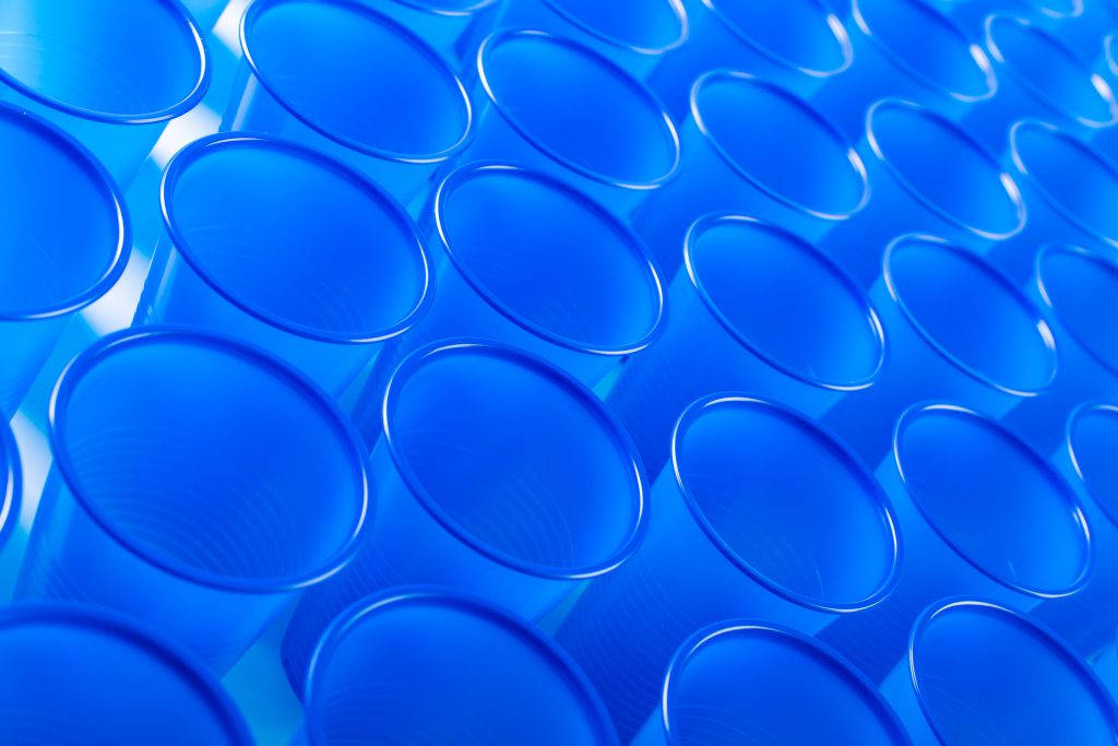 Zbliżenie na niebieskie elementy plastikowe pokryte powłoką fluoropolimerową, zapewniającą gładką i odporną powierzchnię.