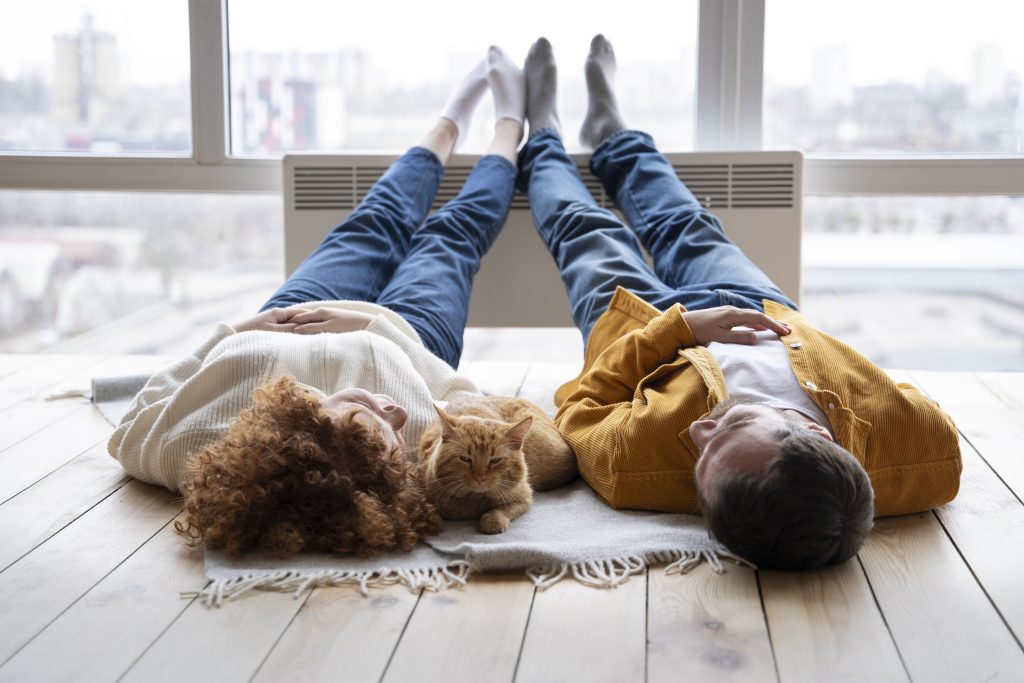 Para relaksuje się w mieszkaniu w Krakowie z klimatyzacją i czystym powietrzem.