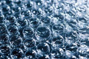 Przezroczyste kuleczki prezentujące wyjątkowo niską absorpcję wilgoci przez pa11 poliamid w zbliżeniu.