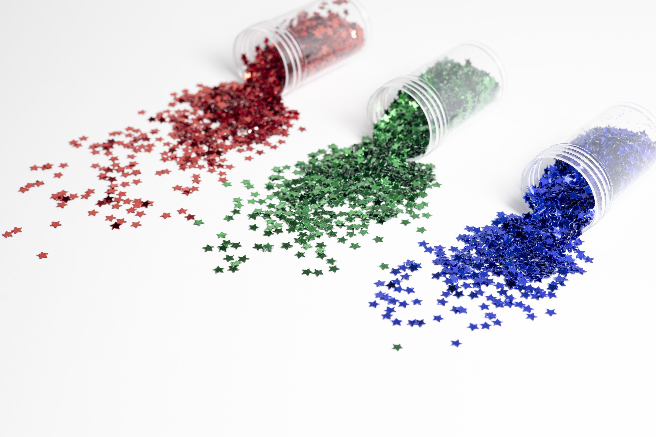 Małe, kolorowe elementy pokazujące możliwości barwienia pa11 poliamid oraz precyzję wykonania detali.