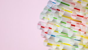 Zbliżenie na kolorowe rurki z tworzywa sztucznego obrazujące precyzyjne przetwarzanie materiału pa11 poliamid metodą ekstruzji.