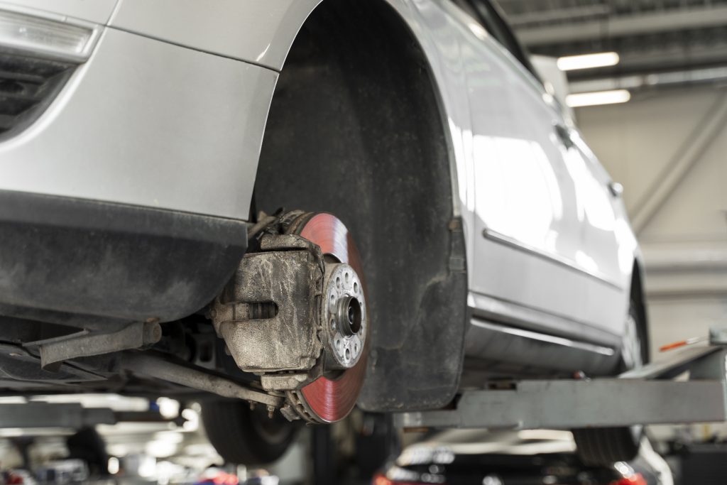 Zespół fachowców ocenia stan techniczny elementów przed startem usługi: konserwacja podwozia Gorlice.