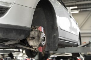 Zespół fachowców ocenia stan techniczny elementów przed startem usługi: konserwacja podwozia Gorlice.