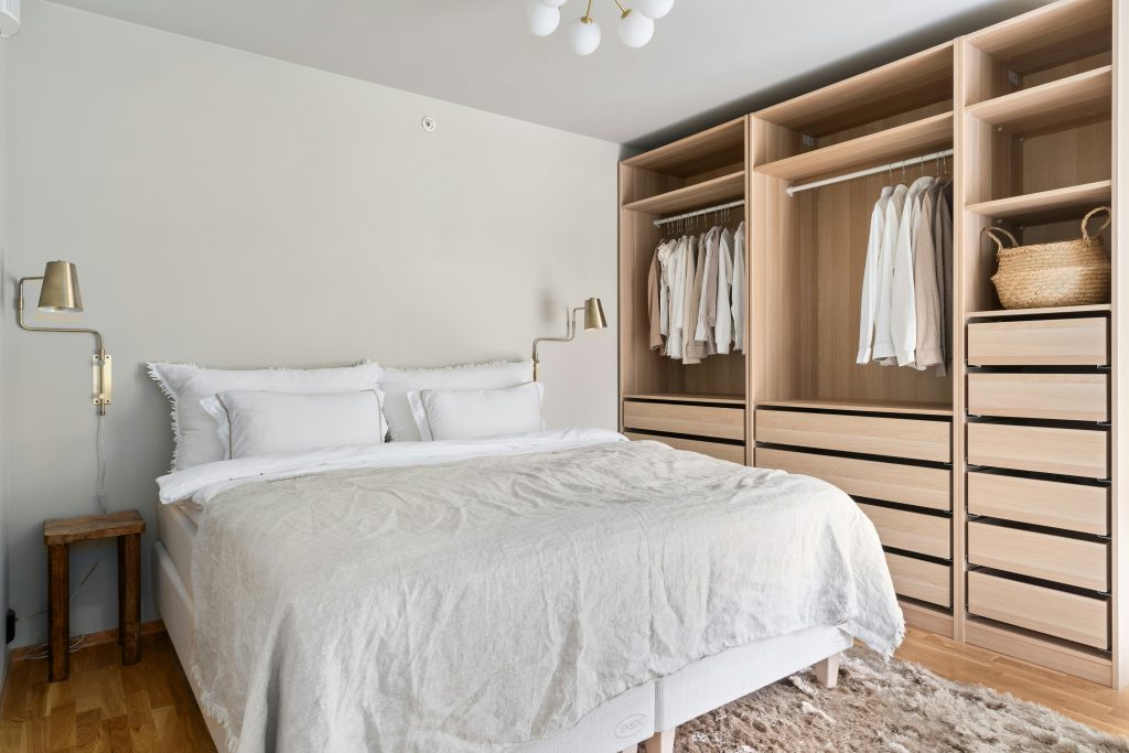 białe łóżko w aranżacji pokoju