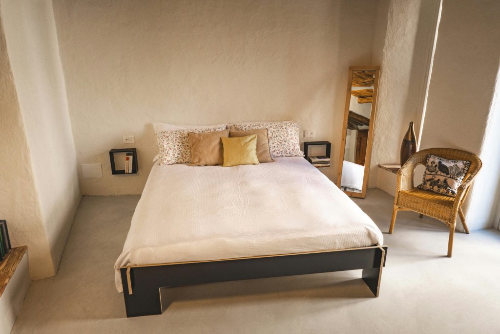 zdjęcie łóżka w białym pokoju