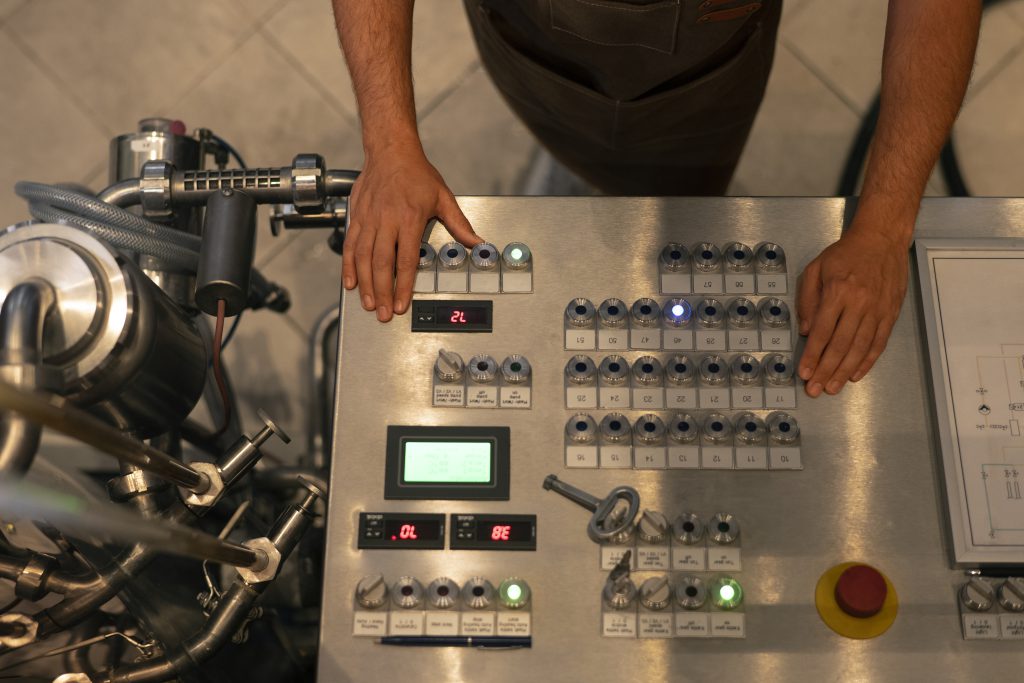 mężczyzna pracujący przy maszynie - automatyka przemysłowa kraków